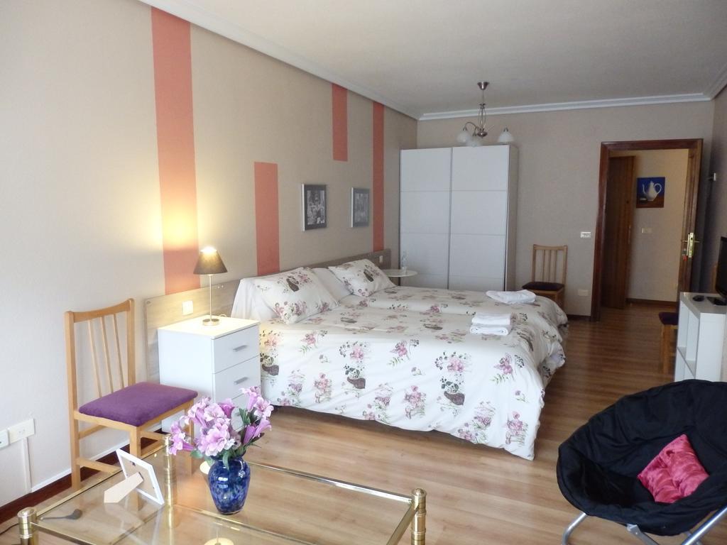 Alojamientos Iruna Pamplona Ruang foto