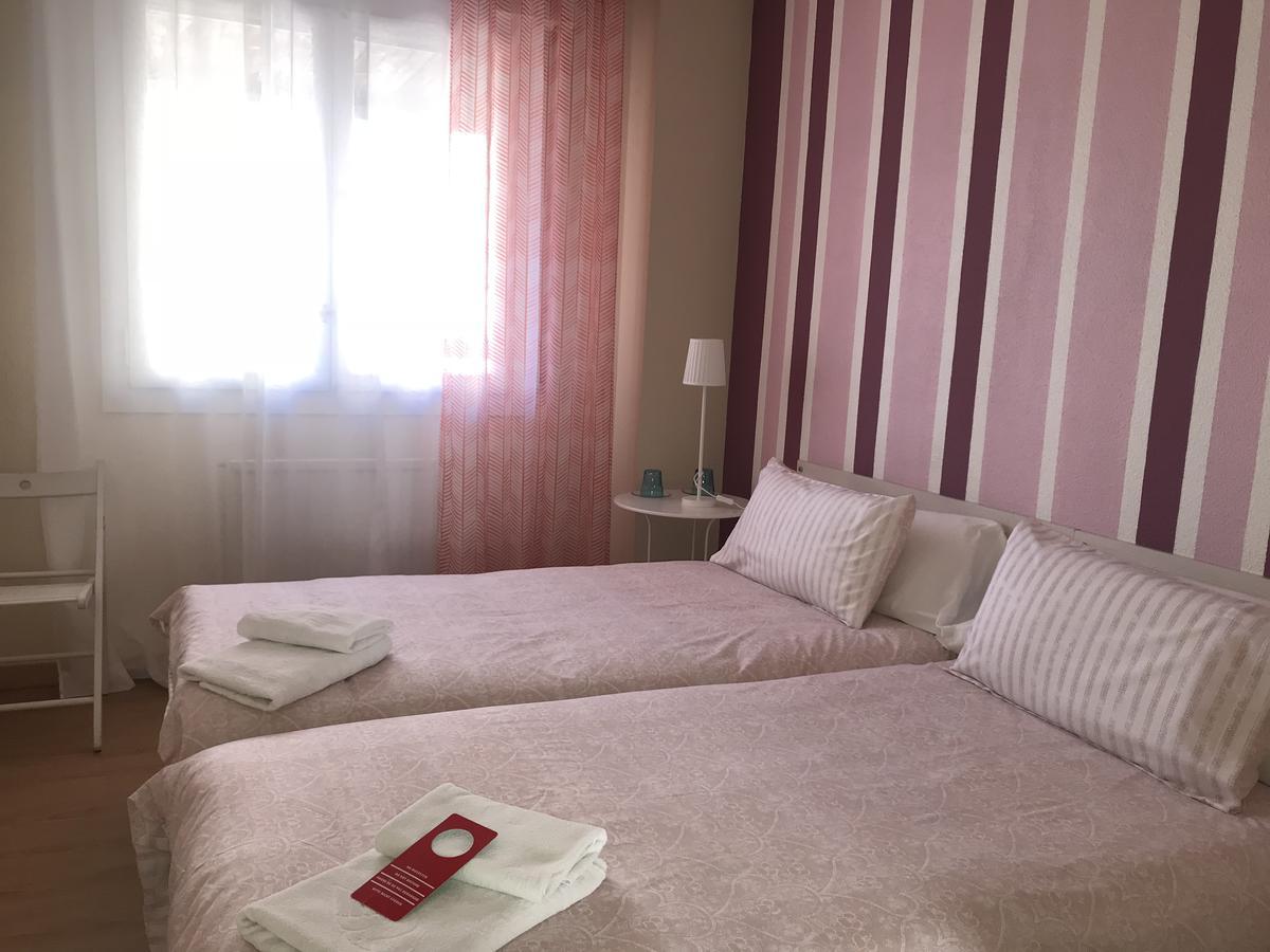 Alojamientos Iruna Pamplona Bagian luar foto