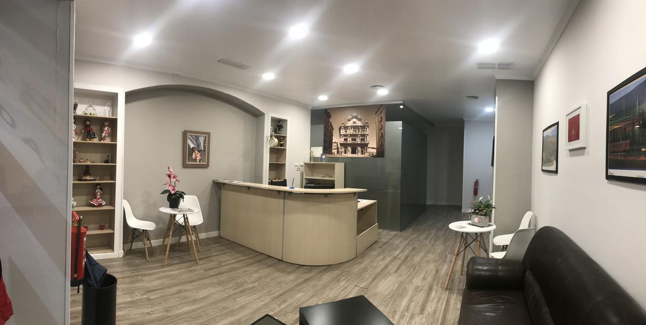 Alojamientos Iruna Pamplona Bagian luar foto