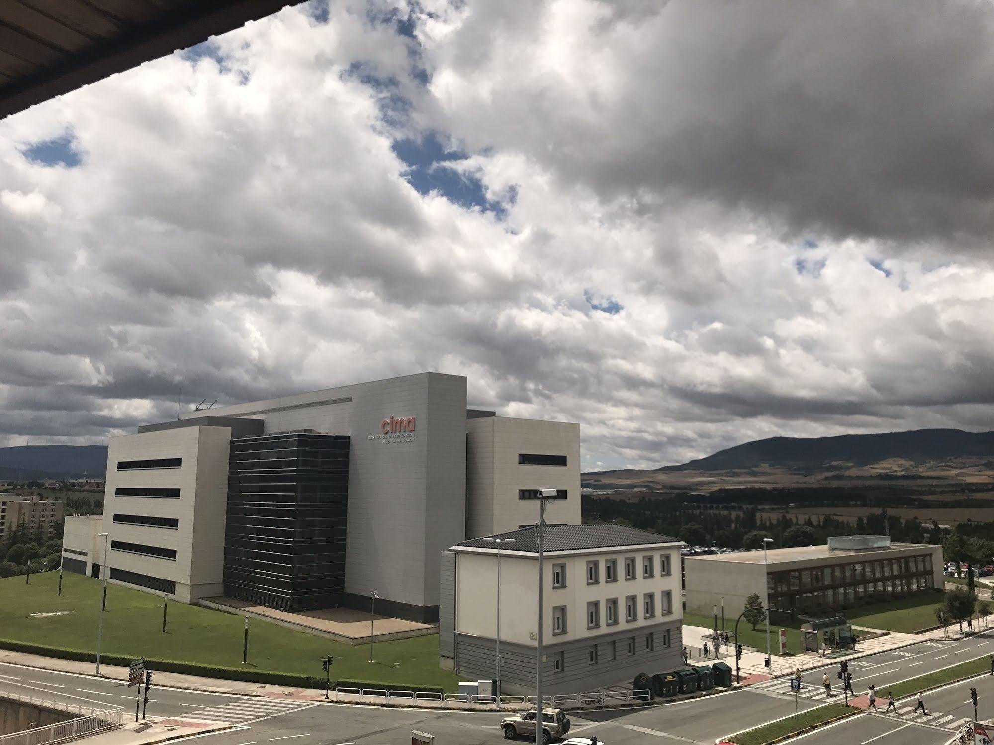 Alojamientos Iruna Pamplona Bagian luar foto