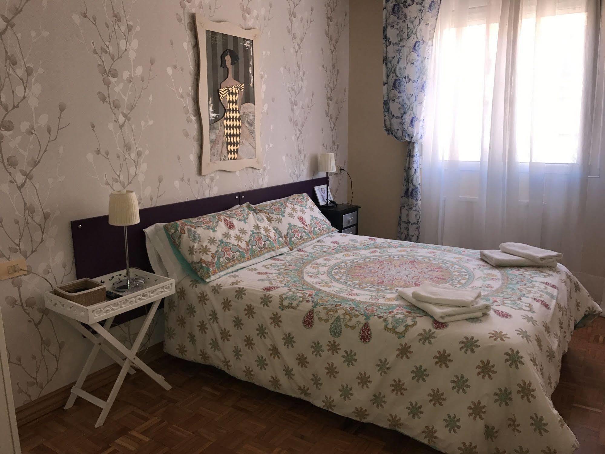 Alojamientos Iruna Pamplona Bagian luar foto